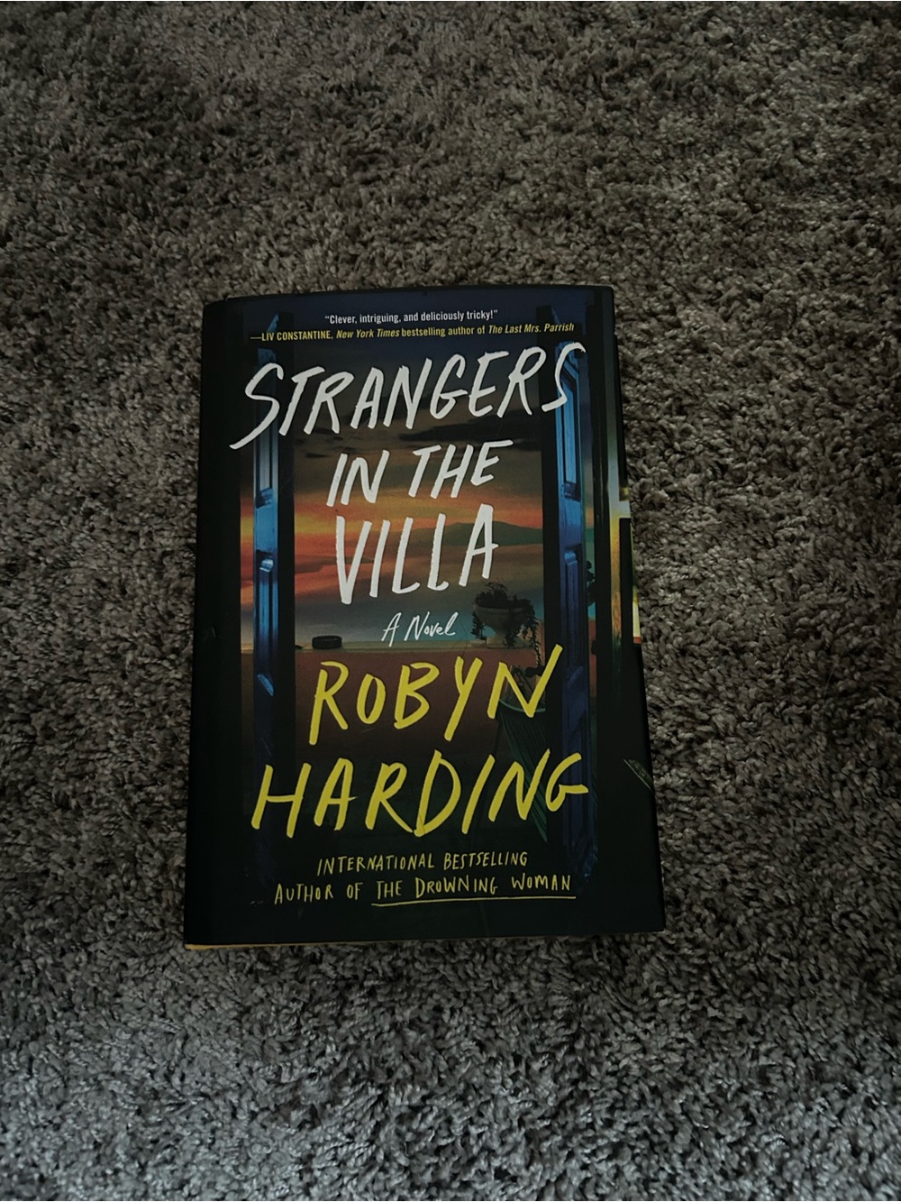 Robyn Harding 'Strangers in the Villa' - Black & Yellow Cover